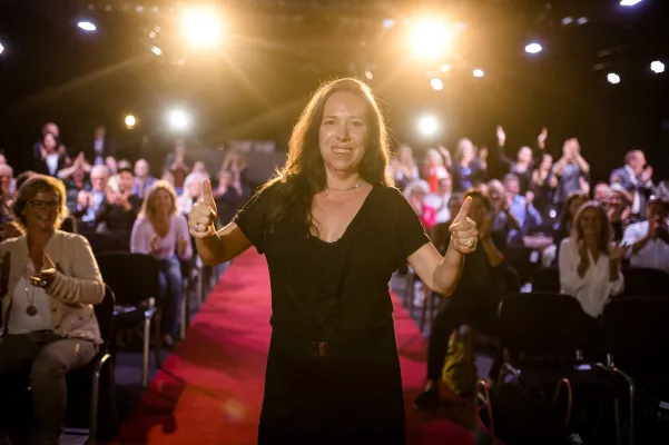 Dresdner Unternehmerin freut sich über Auszeichnung beim internationalen Speaker Slam 2021 Bild: Dresdner Unternehmerin freut sich über Auszeichnung beim internationalen Speaker Slam 2021