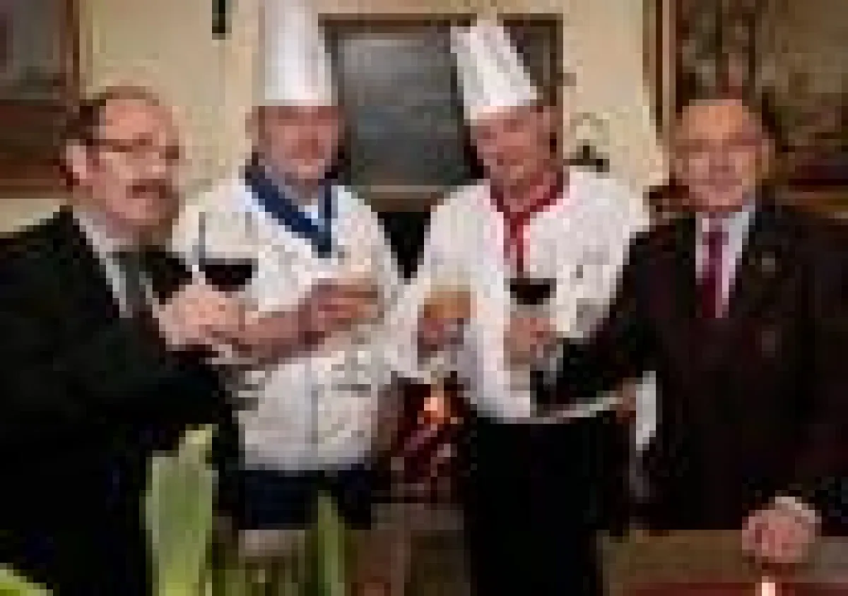 Altes-Land-Inhaber W. Wehrt und Küchenleiter F. Müller, Küchenchef A. Walter (Gasthaus Meyer) und Zoo-Geschäftsführer K.M. Machens