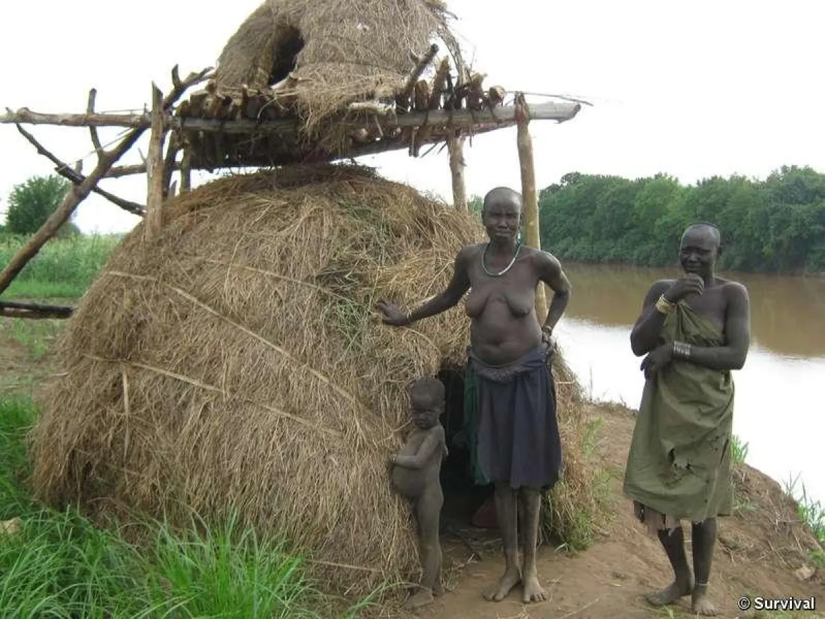 Kwegu und Mursi Dorfbewohner, unteres Omo Tal, Äthiopien. © Survival