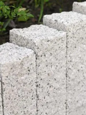 Bild: Blickfang im Garten: Bruchsteinpalisaden von hansebeton