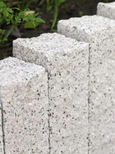 Bild: Blickfang im Garten: Bruchsteinpalisaden von hansebeton