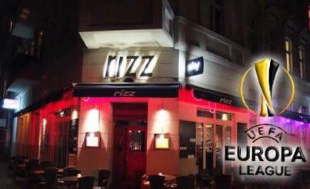 Olympique Marseille vs Atlético Madrid auf zwei Leinwänden in Kreuzberg Graefekiez Bild: Olympique Marseille vs Atlético Madrid auf zwei Leinwänden in Kreuzberg Graefekiez