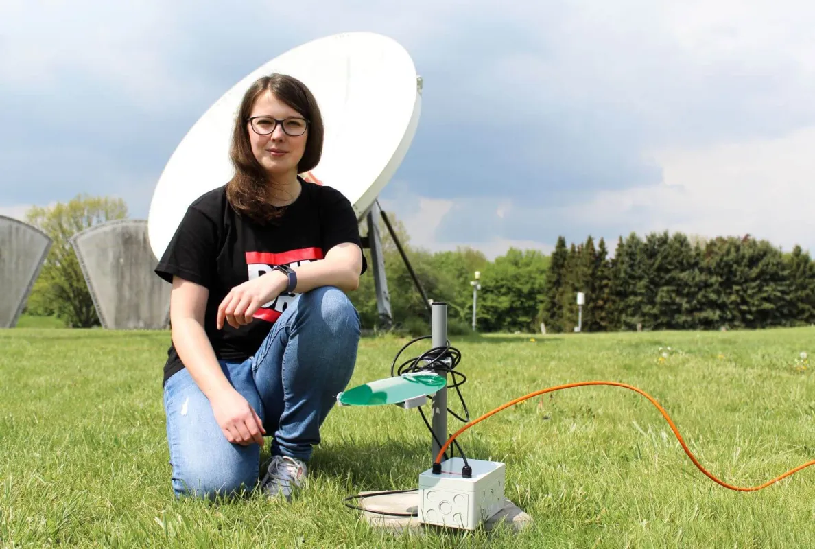 Ingenieurin Tabea Röthemeyer und das 25square-Forschungsteam hat den ersten Regensensor aufgestellt. (© AI-Gruppe)