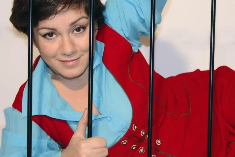 Bild: SERPIL PAK "IN SCHLEIER HAFT" Eine Orientwalküre packt aus
