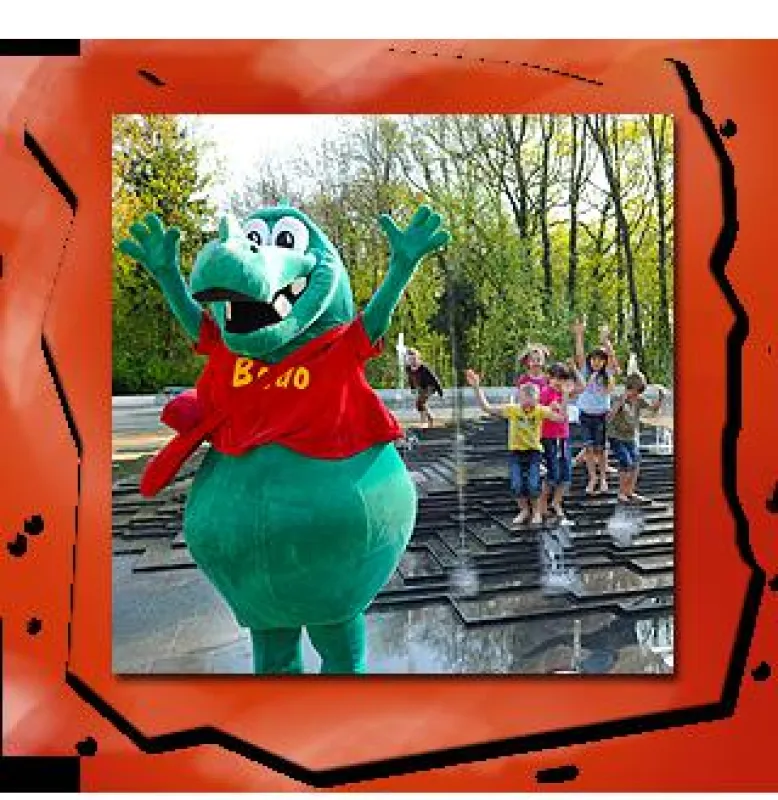 Das Wasserspiel im Saurierpark lädt Kinder zum Toben und Eltern zum Verweilen ein.