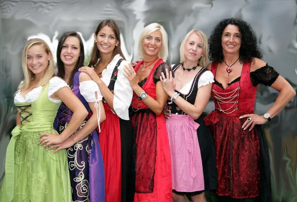 Jetzt wird’s spannend - Knackt Stuttgart am Dienstag den Weltrekord und wird neue Dirndl-Hauptstadt? Bild: Jetzt wird’s spannend - Knackt Stuttgart am Dienstag den Weltrekord und wird neue Dirndl-Hauptstadt?