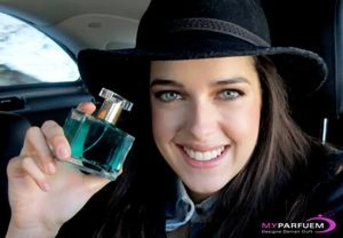 Marie Nasemann mit ihrem individuellen Parfüm von MyParfuem