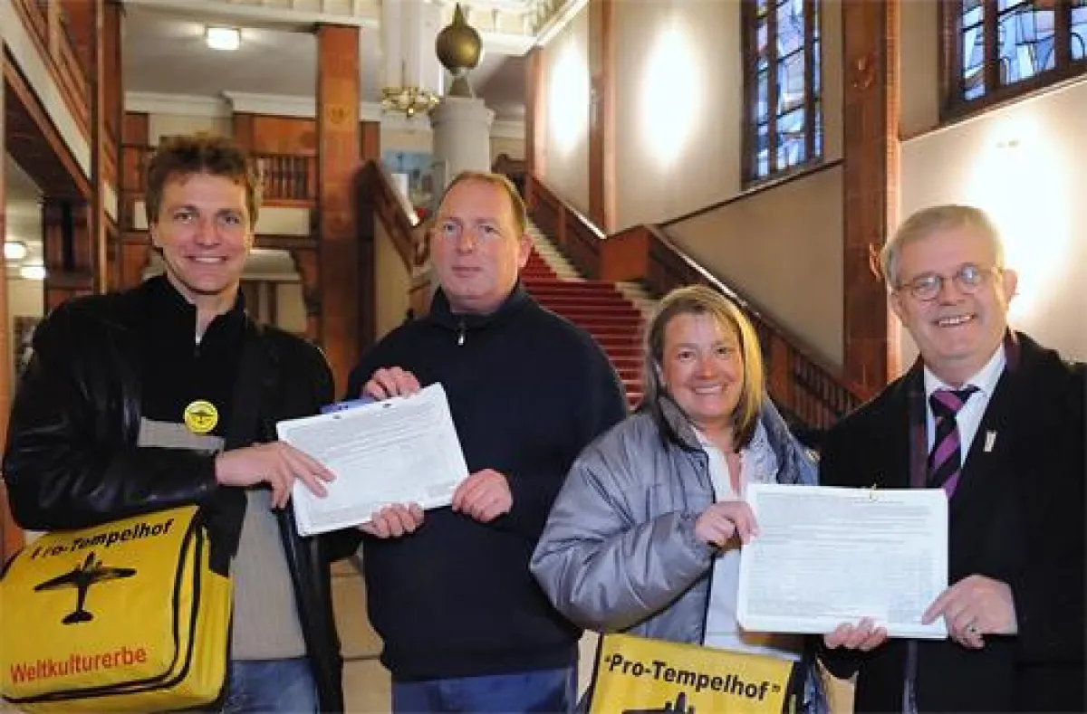 Mitglieder des Aktionsbündnisses vor Unterschriftenübergabe im Rathaus Schöneberg.