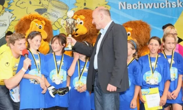 Bild: 3-Löwen-Cup Landesfinale 2011: Verkehrsminister Winfried Hermann gratulierte den Siegern