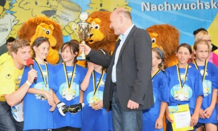 Bild: 3-Löwen-Cup Landesfinale 2011: Verkehrsminister Winfried Hermann gratulierte den Siegern
