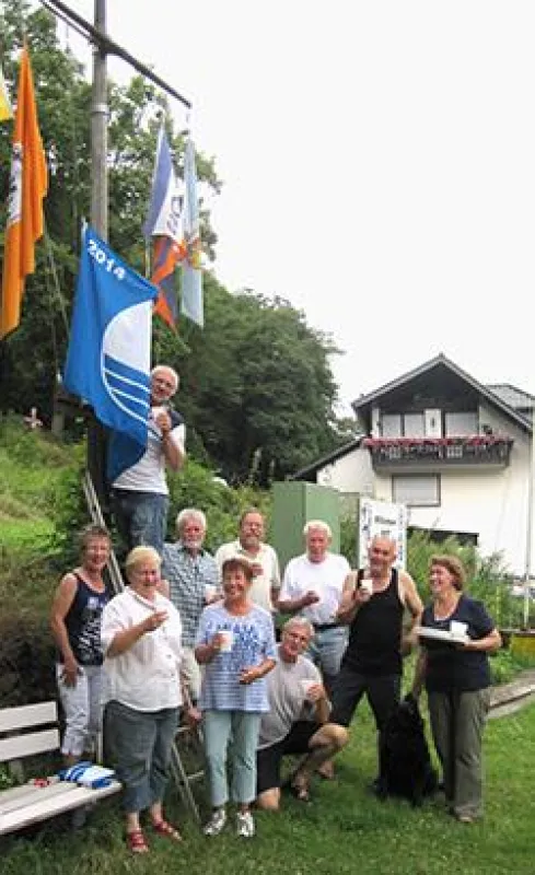 Stolz auf die erneute Auszeichnung ?Blaue Flagge? die Mitglieder des MYS an der Lahn.