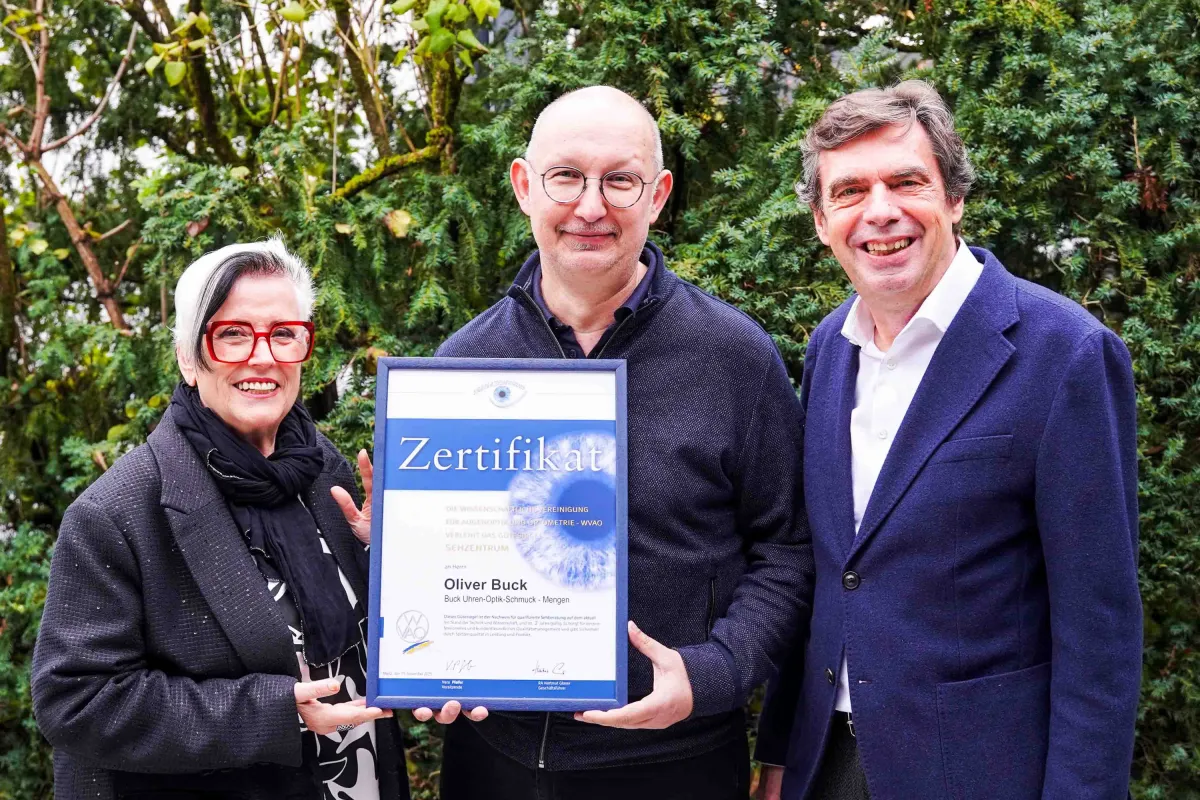 Auszeichnung für Augenoptiker und Optometrist Oliver Buck, Buck Uhren-Optik-Schmuck in Mengen, durch (© H.Glaser)