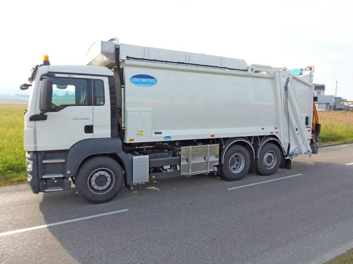 Hecklader Olympus mit Behälter-Wascheinrichtung