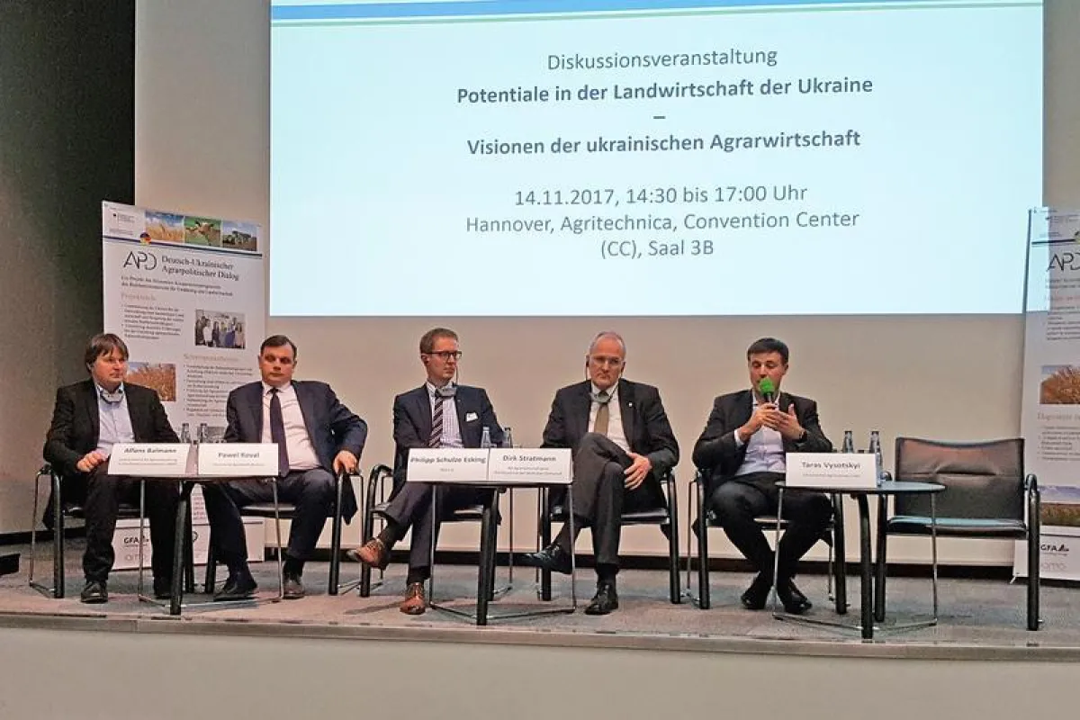 Podiumsdiskussion mit Alfons Balmann, Pawel Koval, Philipp Schulze-Esking, Dirk Strathmann und Taras Vysotskyi (v.l.n.r.). Foto: Franziska Schaft @ IAMO ()