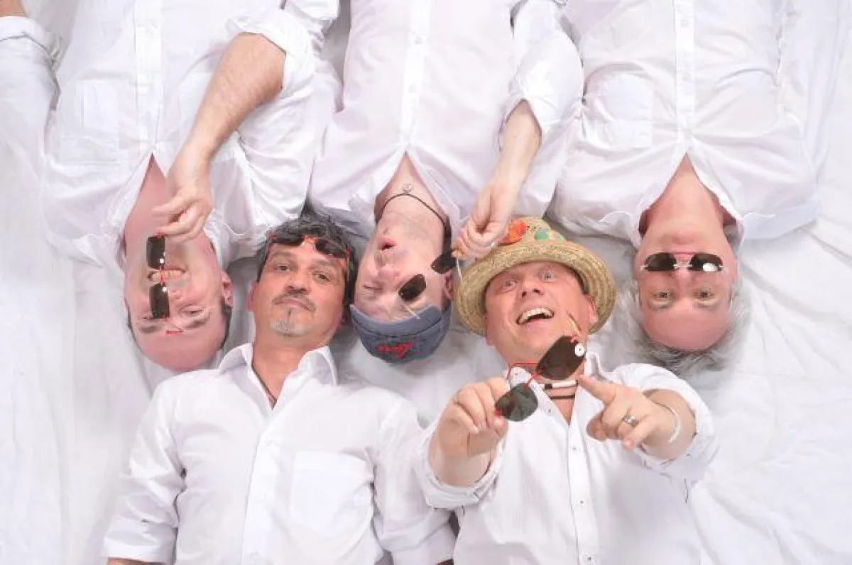 Grabowsky tragen Strohhutfest-Sonnenbrillen