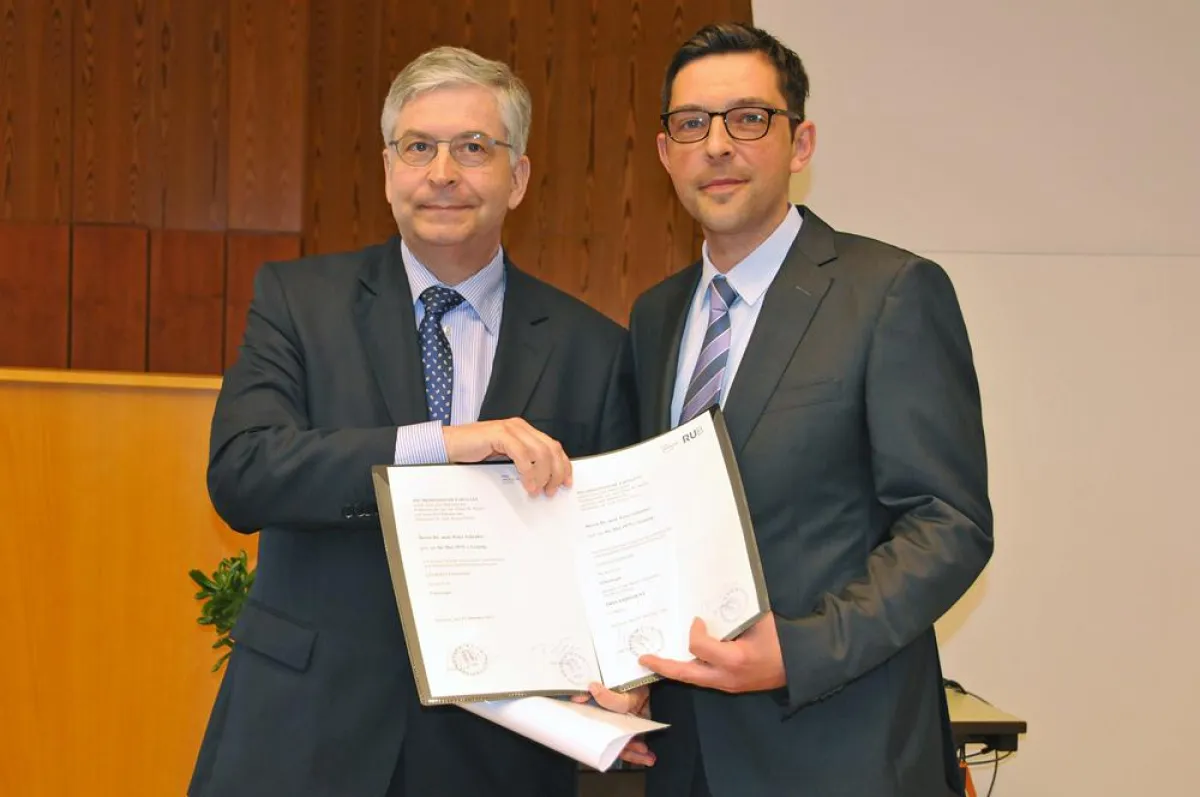 Priv.-Doz. Dr. Peter Schenker (re.) mit Prof. Dr. Richard Viebahn.