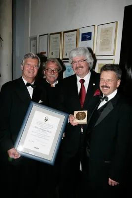 Jubilar mit Herz - Darum bekam Top hotel-Verleger Wolfgang Schmitz die Brillat Savarin Plakette verliehen Bild: Jubilar mit Herz - Darum bekam Top hotel-Verleger Wolfgang Schmitz die Brillat Savarin Plakette verliehen