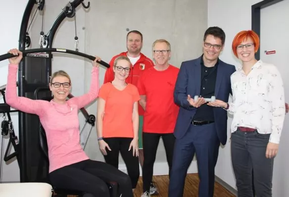Bild: proteco: Biathletin Kati Wilhelm startet „FC Mittelstand“ und eröffnet Fitnessraum