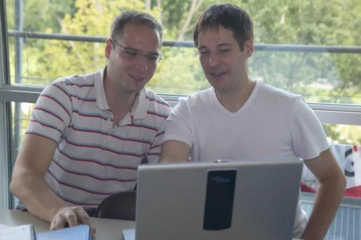 In den berufsbegleitenden Studiengängen lernen die Teilnehmer anwendungs- und praxisorientiert