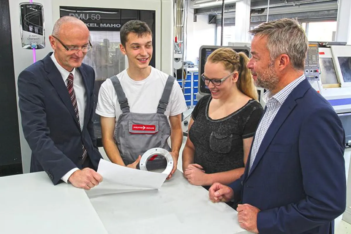 Vorstandsmitglied Matthias Wiemer (li.) und -vorsitzender Manfred Bender (re.) mit Auszubildenden