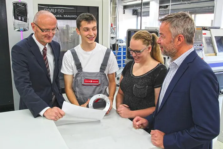 Bild: Pfeiffer Vacuum Vorstand begrüßt neue Auszubildende und StudiumPlus-Studierende