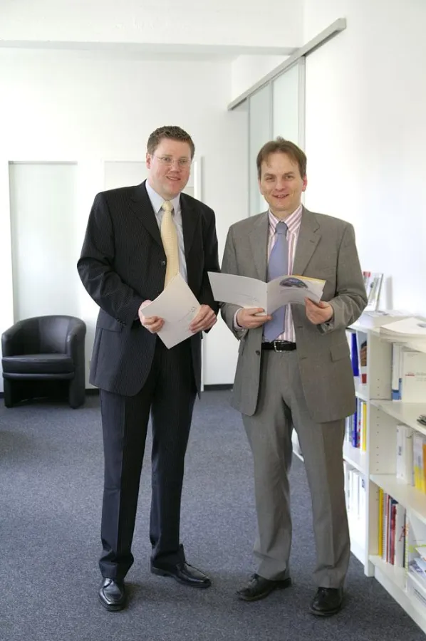 TBN-Geschäftsführer Jens Fuderholz im Gespräch mit Fürths Wirtschaftsreferent Horst Müller (v. li.)