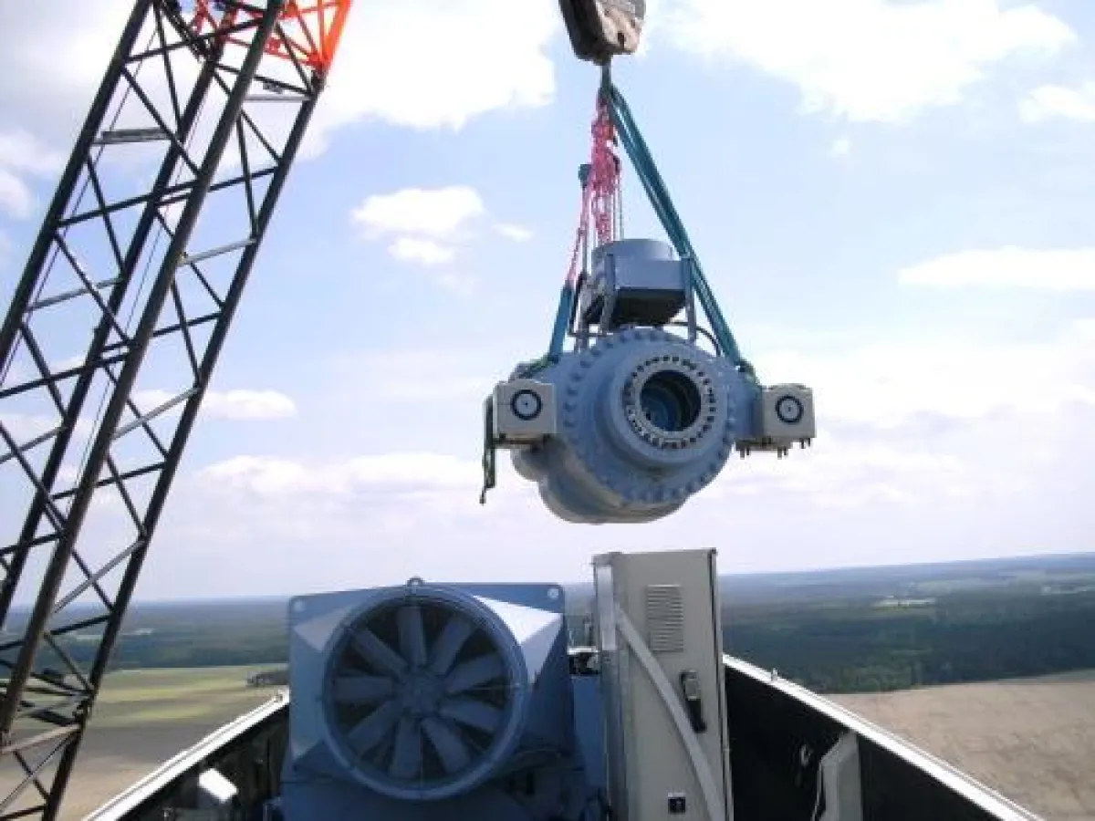 Ein Serviceteam von seebaWIND tauscht das Getriebe einer Windenergieanlage
