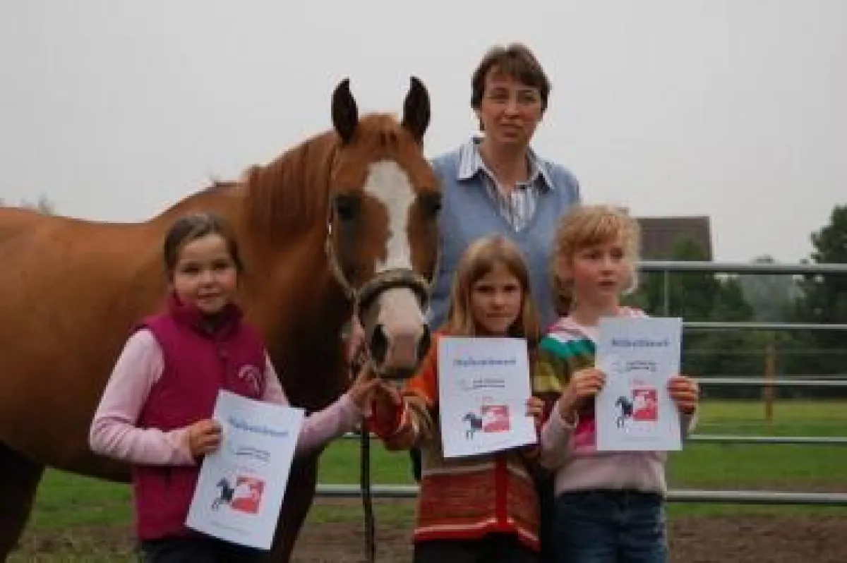 Jutta Bronold übergibt den Siegern des Malwettberwerbs Ihre gewonnen Preise