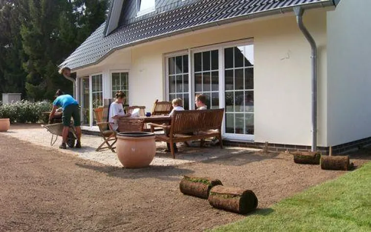 Bild: Rollrasen oder klassischer Rasen - nur ein ganzheitlicher Preisvergleich macht Sinn