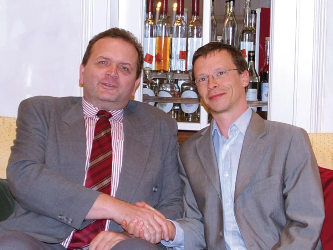 Der Geschäftsführer der IBN Distribution GmbH, Reinhard Neumann und der Vorstand der DeskCenter Solutions AG, Matthias Brühl beim Vertragsabschluss.