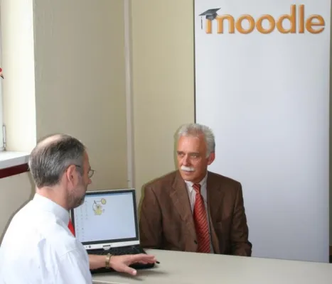 Solling-Schule erweitert E-Learning-Angebote und eröffnet mit Kooperationspartner das Moodle-Projektbüro Bild: Solling-Schule erweitert E-Learning-Angebote und eröffnet mit Kooperationspartner das Moodle-Projektbüro