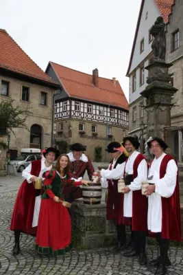 Bild: O´zapft is - Beim Historischen Stadtfest im oberfränkischen Kronach stehen Frauen beim Anstich ihren Mann