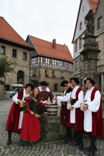 O´zapft is - Beim Historischen Stadtfest im oberfränkischen Kronach stehen Frauen beim Anstich ihren Mann Bild: O´zapft is - Beim Historischen Stadtfest im oberfränkischen Kronach stehen Frauen beim Anstich ihren Mann