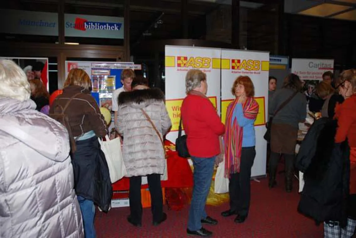 Viele Besucher interessieren sich für die Leistungen des ASB München