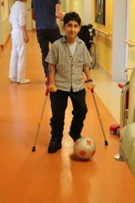 Einsatz für einen afghanischen Jungen - Potsdamer Kliniken operieren kostenfrei Husein Bild: Einsatz für einen afghanischen Jungen - Potsdamer Kliniken operieren kostenfrei Husein