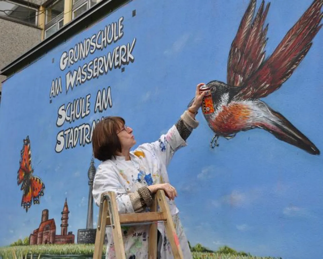 Schulleiterin besprüht Schule