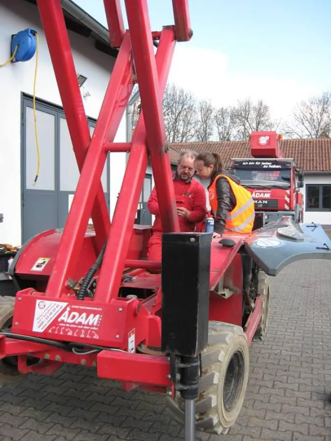 Girls Day 2014 - UVV-Prüfung bei einer Diesel-Scherenbühne der Adam GmbH