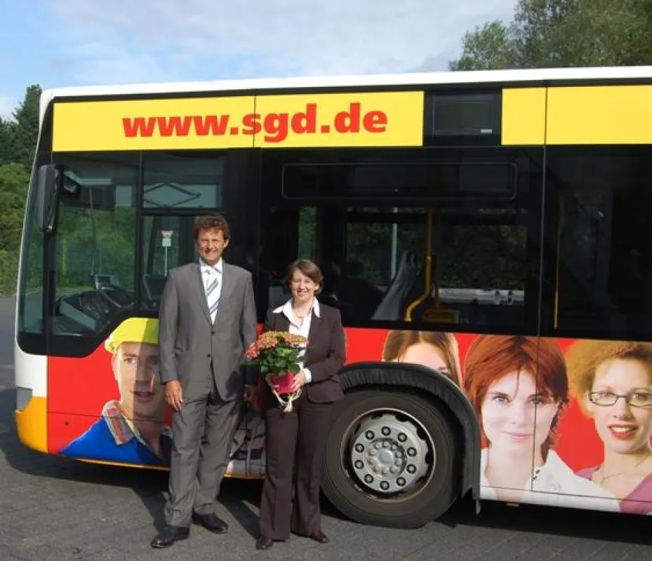 Gute Fahrt mit der SGD: Busübergabe mit Brigitta Vochazer, Geschäftsführerin der SGD und Mathias W. Keim, Geschäftsführender Gesellschafter der KWS.