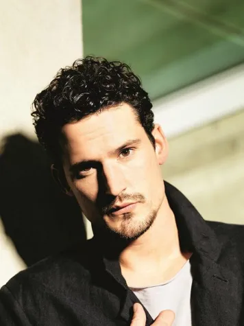 Bild: Starfotograf Ali Kepenek fotografiert Topmodel Sam Webb für die Wormland Kampagne SS15