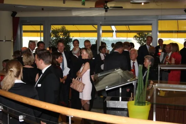 Courtyard by Marriott Düsseldorf Hafen feiert sein 10-jähriges Jubiläum mit einem großen Galaabend Bild: Courtyard by Marriott Düsseldorf Hafen feiert sein 10-jähriges Jubiläum mit einem großen Galaabend