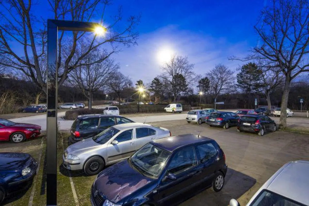 Punktgenau zum Schichtwechsel leuchten die solaren Lichtlösungen von LEDON; Foto: Volker Lau/LEDON