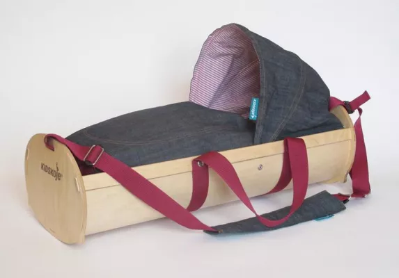 Bild: Kidskoje, erste tragbare Babywiege und Spielwagen