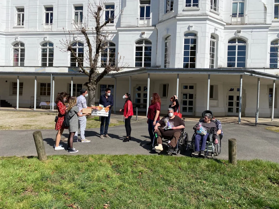 Das Tanzhaus Bonn Team übergibt die große Box mit Osterpost (© Tanzhaus Bonn GmbH)