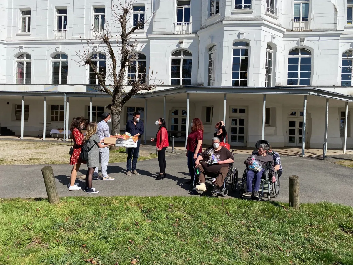 Das Tanzhaus Bonn Team übergibt die große Box mit Osterpost  (© Tanzhaus Bonn GmbH)