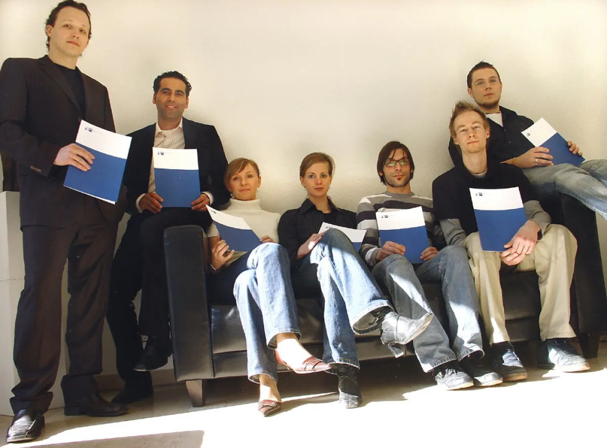  Geschäftsführer Stefan Strauss (ganz links) mit einem Teil seiner Mitarbeiter der STRAUSS MEDIA GmbH, nach der Zertifikatsübergabe