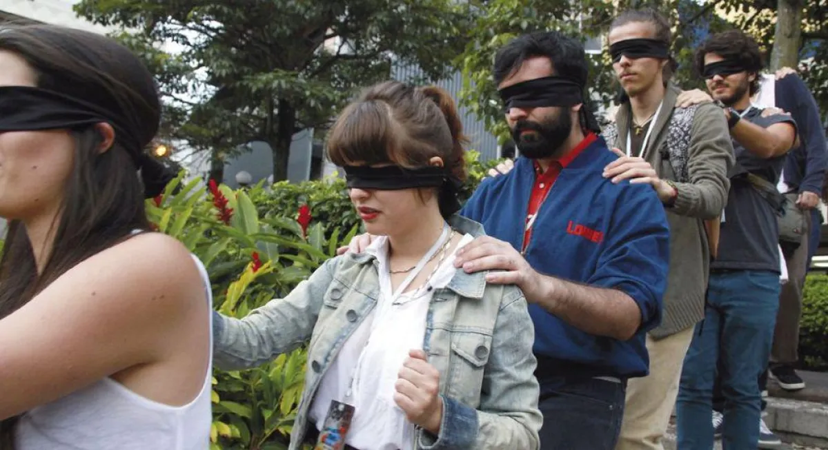 Bei einer Stadtführungs-Aktion der Bibelgesellschaft in Costa Rica gehen alle mit verbundenen Augen.