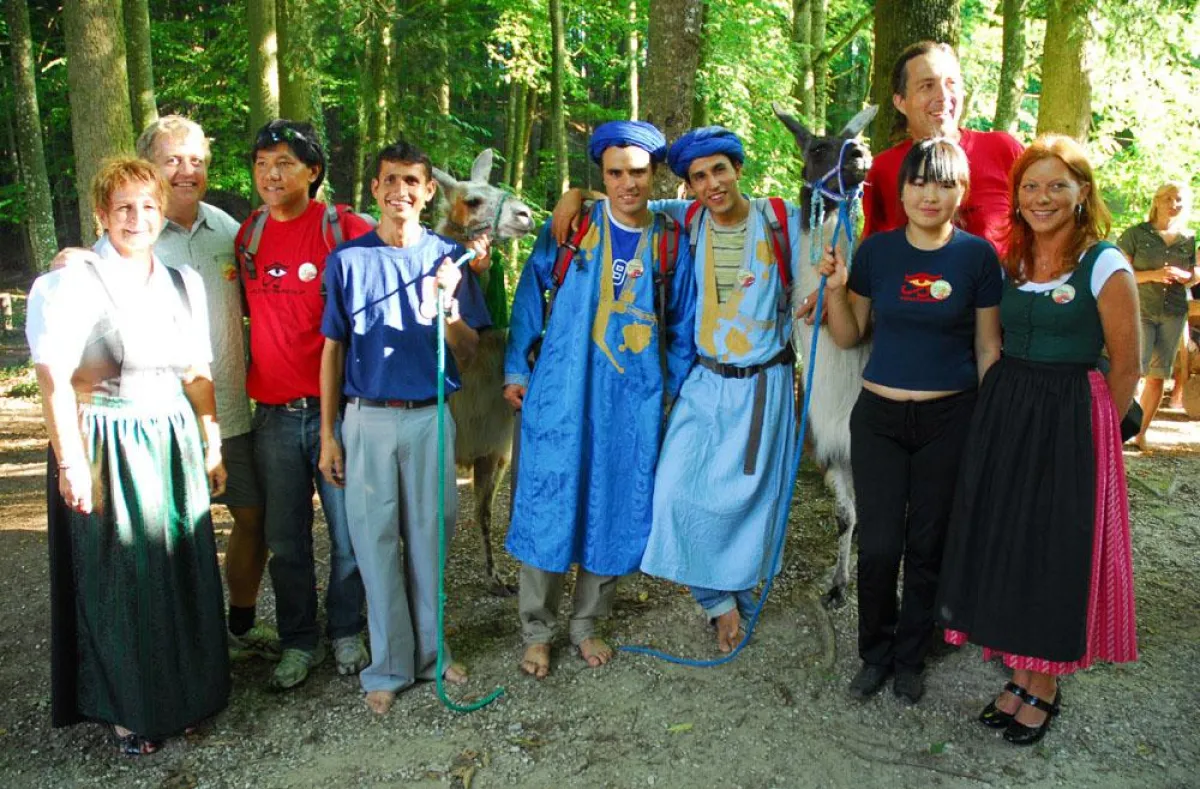 Treffpunkt der Nationen im Kraftpark Pöllau - Gerhard Wendl, Vorstand der Jugend & Familiengästehäuser und Christian Hlade, Geschäftsfüher von Weltweitwandern im Kreis der Guides und in echt steirisch