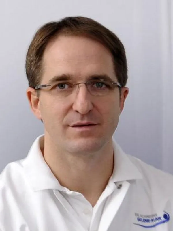 Dr. Thomas Schneider ist Orthopäde und Sportmediziner in Freiburg setzt Knorpeltransplantation seit vielen Jahren ein.