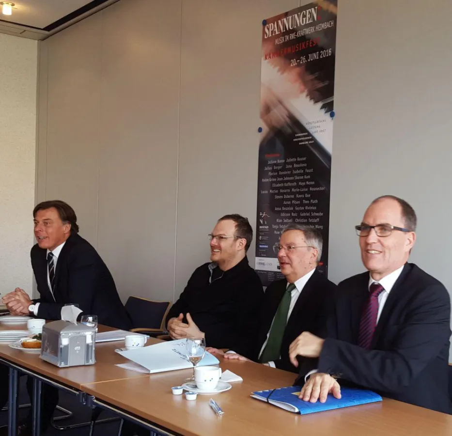 Bildunterschrift: (v.l.) Rainer Hegmann (RWE Deutschland); Lars Vogt (künstl. Leiter); Dr. H.-J. Güt