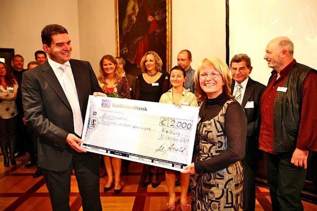 Scheckübergabe von Marco Arnold an Marita Wendle für Peruhilfe